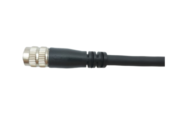 How does the highly flexible 6p anti-distortion io cable defend signal accuracy with its unique design?